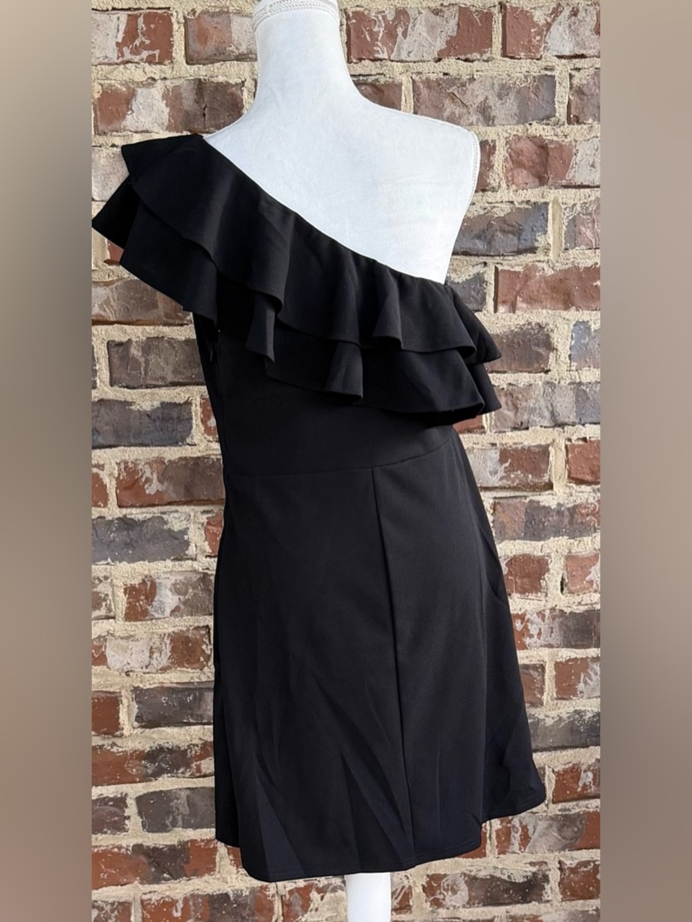 🦋 Chic One-Shoulder Ruffle Black Dress - Picture 2 of 13